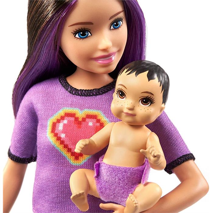 Barbie Skipper Bebek Bakıcısı Bebek ve Aksesuarları Oyun Setleri - Siyah Saçlı, Ekose Etekli Bakıcı GRP11