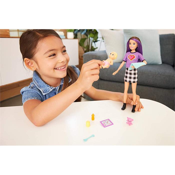Barbie Skipper Bebek Bakıcısı Bebek ve Aksesuarları Oyun Setleri - Siyah Saçlı, Ekose Etekli Bakıcı GRP11