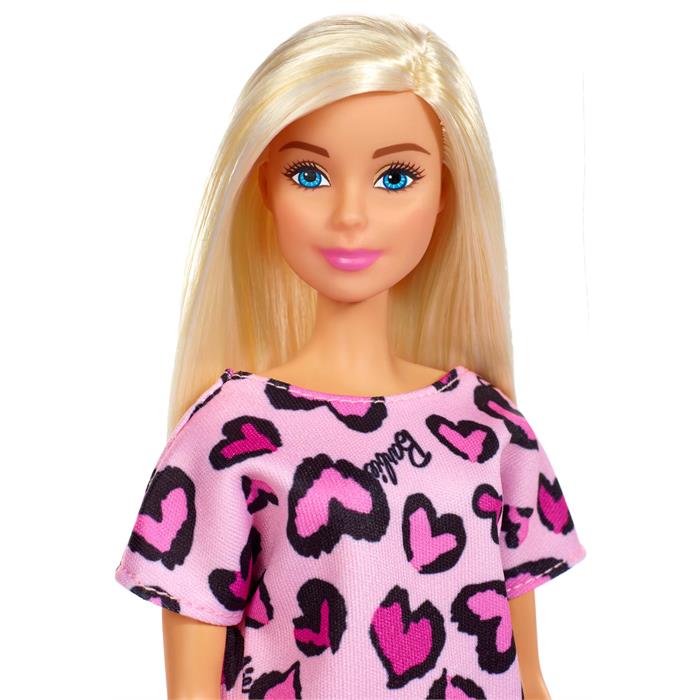 Barbie Şık Kıyafetli Bebekler - Pembe Kalp Baskılı Elbisesi ve Platformlu Spor Ayakkabıları ile Sarışın Bebek GHW45