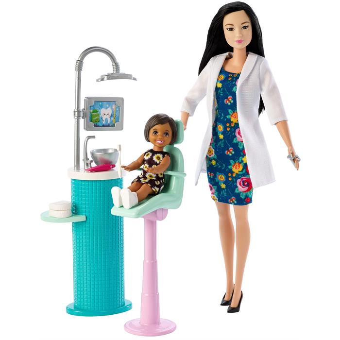 Barbie Küçük Bebek ile Diş Doktoru Oyun Seti - Siyah Saçlı, Küçük Hasta Bebek, Lavabo, Sandalye ve Çok Daha Fazlasını İçeren Oyun Seti FXP17