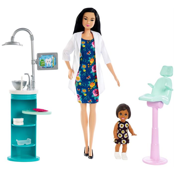 Barbie Küçük Bebek ile Diş Doktoru Oyun Seti - Siyah Saçlı, Küçük Hasta Bebek, Lavabo, Sandalye ve Çok Daha Fazlasını İçeren Oyun Seti FXP17