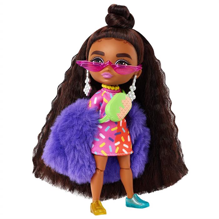 Barbie Extra Mini Bebekler (14 cm) Mavi Ceketli, Koyu Renk Saçlı, Giysileri, Aksesuarları ve Standıyla HGP63